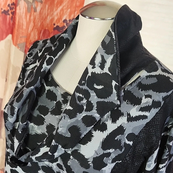 Parsley & Sage Hi Lo Leopard Print Scarf Neck Top sz S - Picture 3 of 10